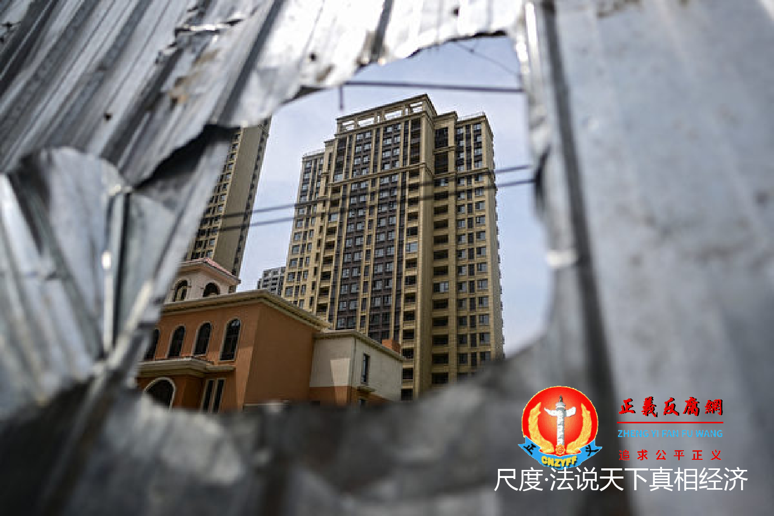 中国经济日益陷入困境，房地产市场的低迷状态仍在加剧，繁荣不再。图为2023年6月20日，河南省郑州市新郑市一栋未完工的公寓楼。.png
