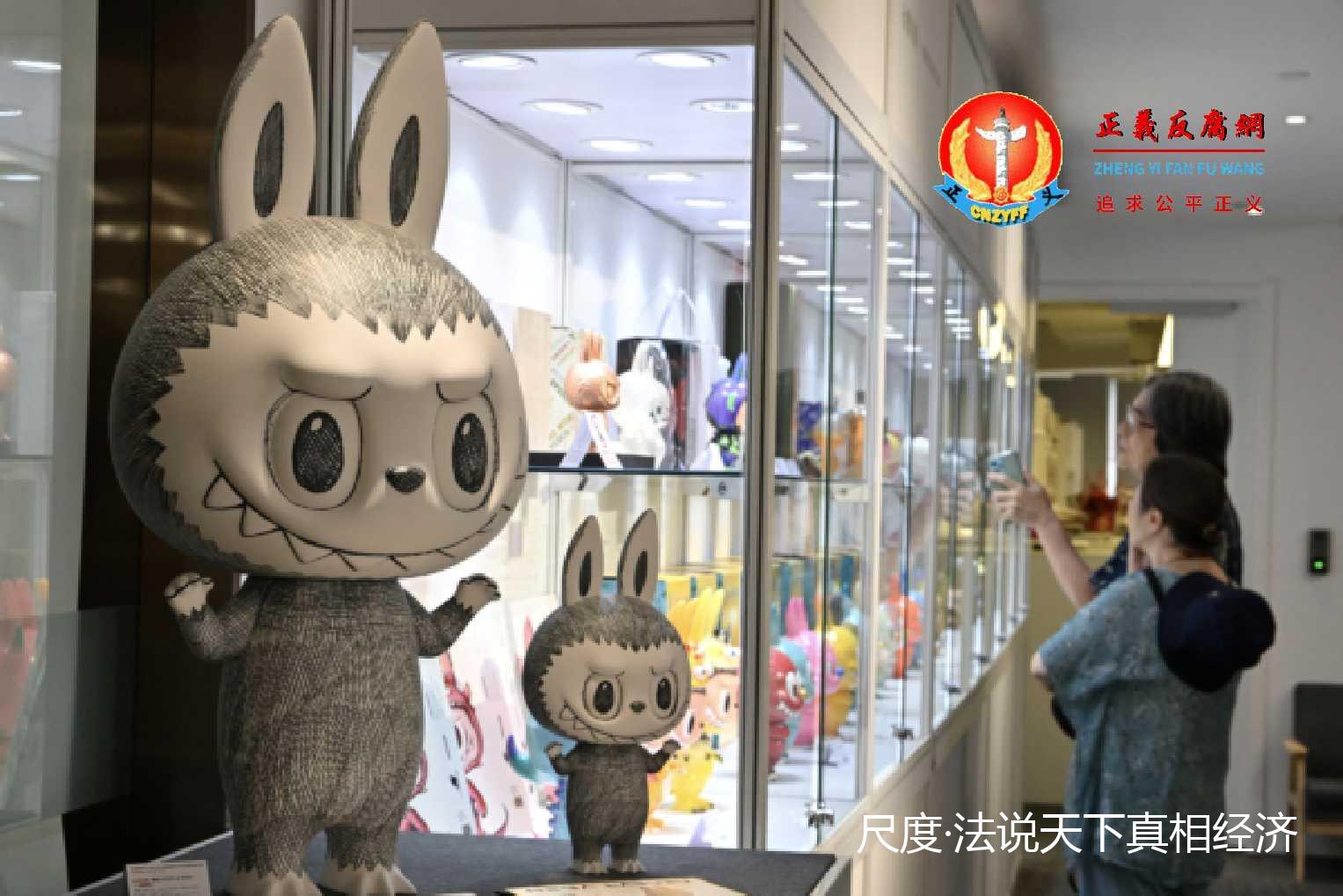 2025年6月20日,人们在北京永乐拍卖行参观限量版的拉布布玩具。.jpg 2025年6月20日,人们在北京永乐拍卖行参观限量版的拉布布玩具。.jpg